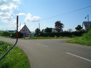 �E��